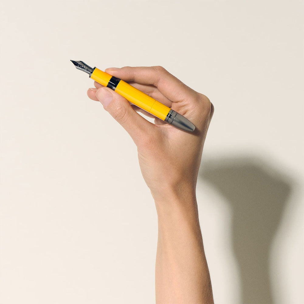 Great Characters Enzo Ferrari Special Edition Giallo Modena Fountain Pen simple Pursuit