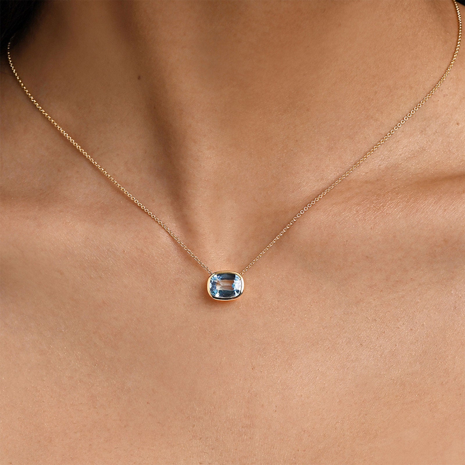 Aya 18ct Yellow Gold Sky Blue Topaz Pendant simple Pursuit