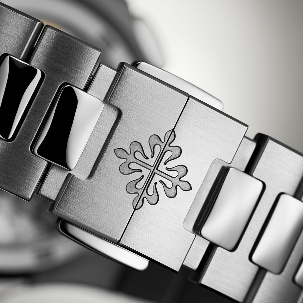 Nautilus Flyback Chronograph Travel Time 5990/1A-011 simple Pursuit