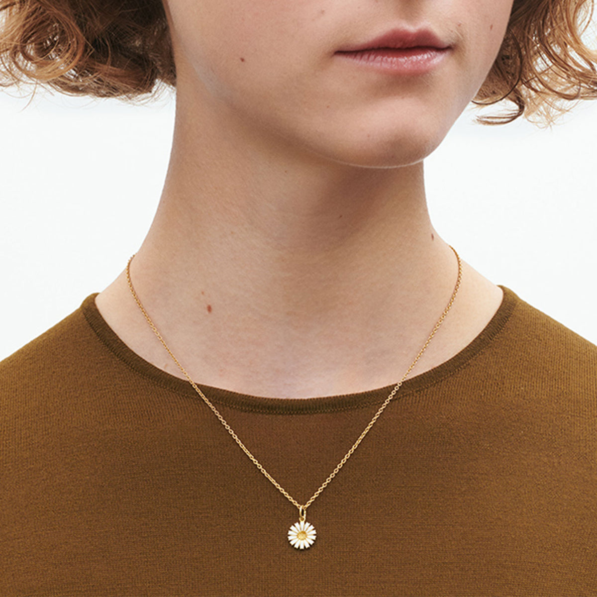Daisy Gold Plated Silver & White Enamel Pendant simple Pursuit