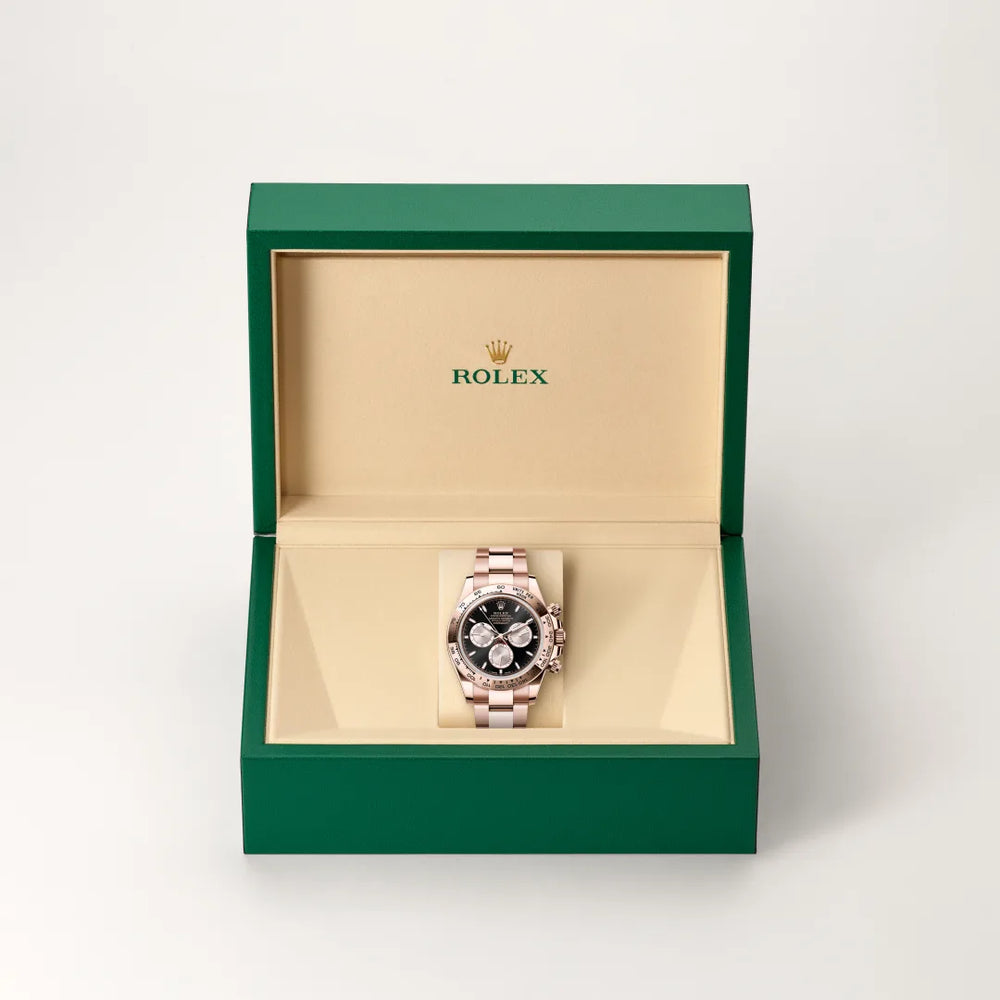 Rolex Cosmograph Daytona in 18 ct Everose gold with a Bright black and Sundust dial, Fixed, with engraved tachymetric scale, in 18 ct Everose gold bezel, Oyster, three-piece solid links bracelet