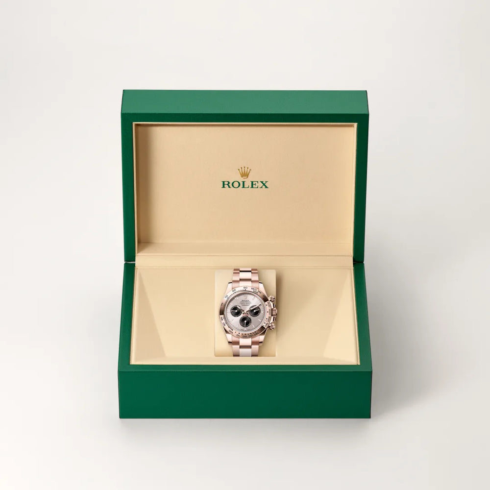 Rolex Cosmograph Daytona in 18 ct Everose gold with a Sundust and bright black dial, Fixed, with engraved tachymetric scale, in 18 ct Everose gold bezel, Oyster, three-piece solid links bracelet