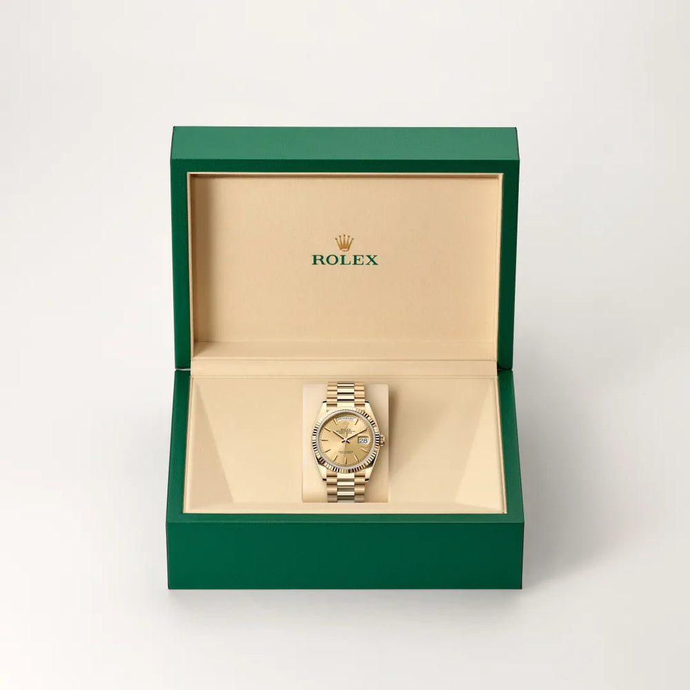 Rolex Day-Date 36 in 18 ct yellow gold with a Champagne-colour dial, Fluted bezel, President, semi-circular three-piece links bracelet