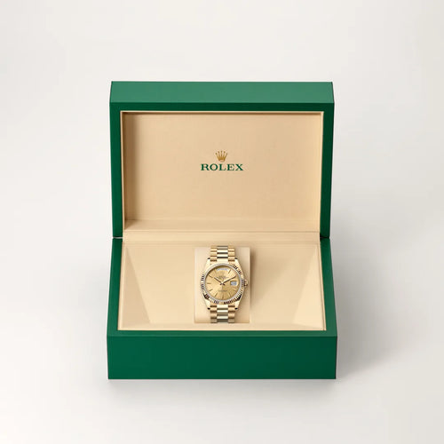 Rolex Day-Date 36 in 18 ct yellow gold with a Champagne-colour dial, Fluted bezel, President, semi-circular three-piece links bracelet