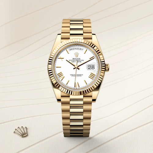 Rolex Day-Date 40 in 18 ct yellow gold with a White dial, Fluted bezel, President, semi-circular three-piece links bracelet