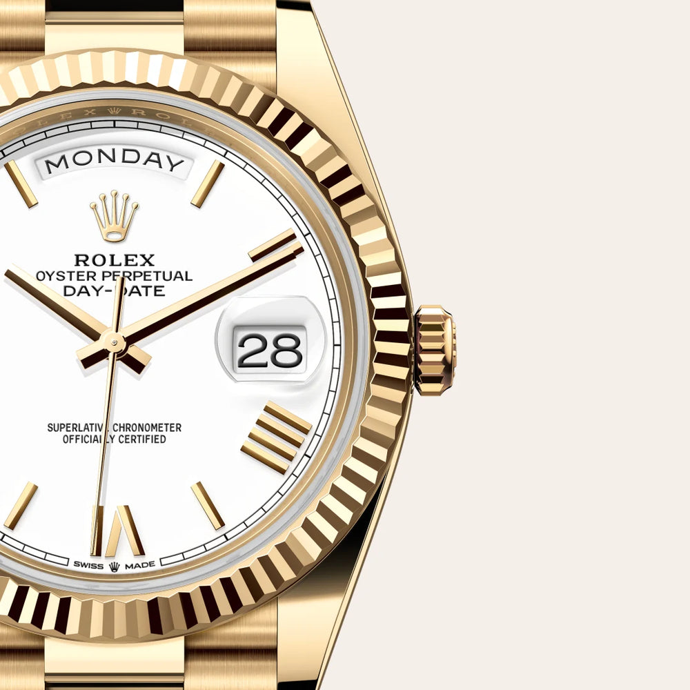 Rolex Day-Date 40 in 18 ct yellow gold with a White dial, Fluted bezel, President, semi-circular three-piece links bracelet
