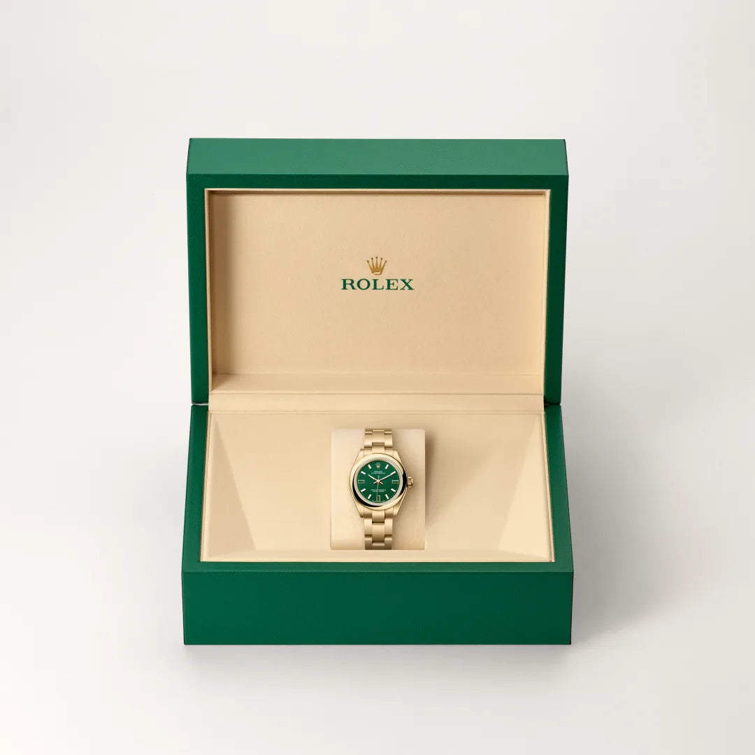 Rolex Oyster Perpetual 28 in 18 ct yellow gold with a Green stone dial, Domed bezel, Oyster, three-piece solid links bracelet