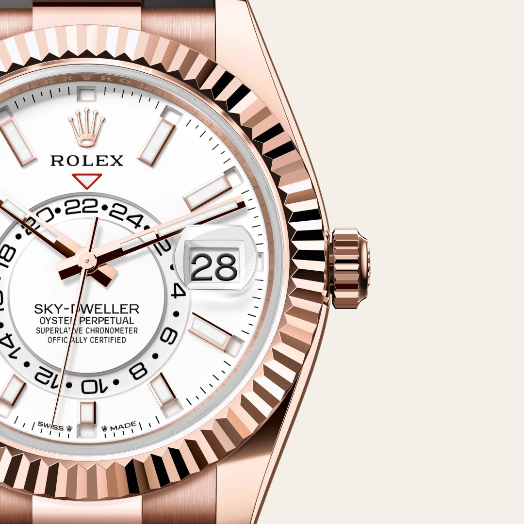 Rolex Sky-Dweller in 18 ct Everose gold with a Intense white dial, Fluted, bidirectional rotatable Rolex Ring Command bezel, Oysterflex bracelet